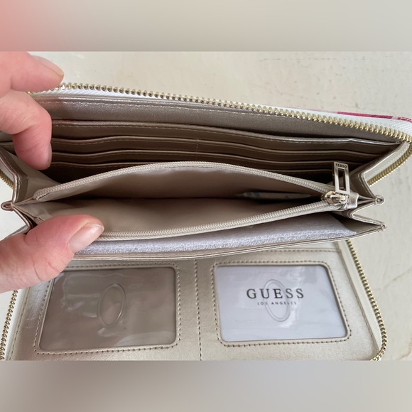 NWOT Floral Zippered Guess Wallet - Picture 7 of 12